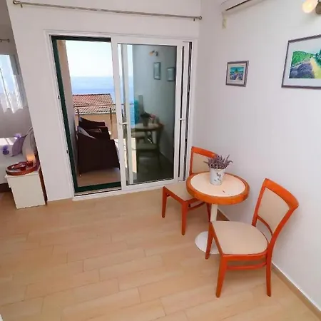 Cozy Sea View House With Pool