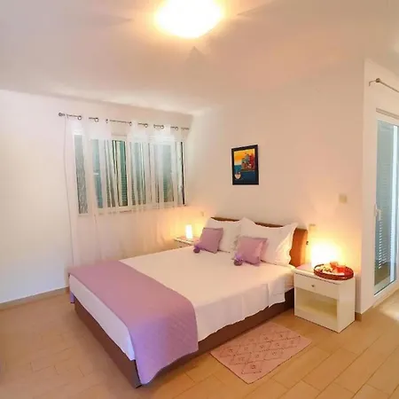 Hébergement de vacances Cozy Sea View House With Pool Zavalatica