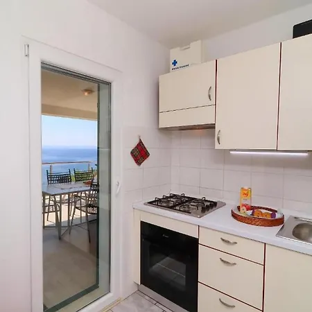 Cozy Sea View House With Pool