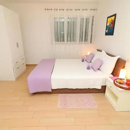 Cozy Sea View House With Pool