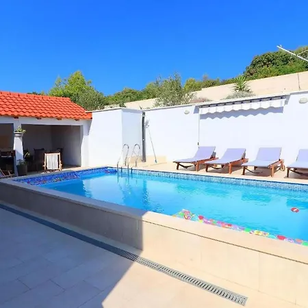 Cozy Sea View House With Pool