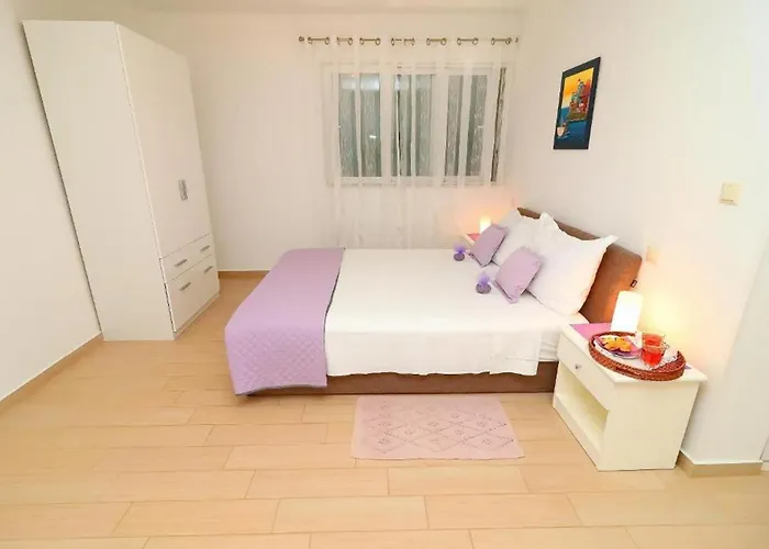 Cozy Sea View House With Pool