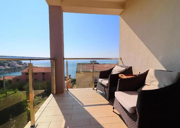 Cozy Sea View House With Pool Zavalatica