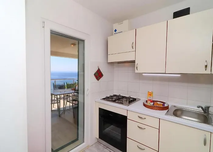 Cozy Sea View House With Pool