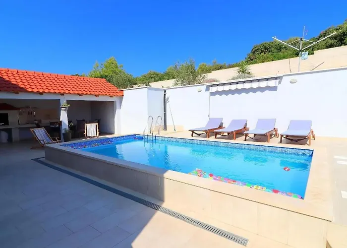 Cozy Sea View House With Pool